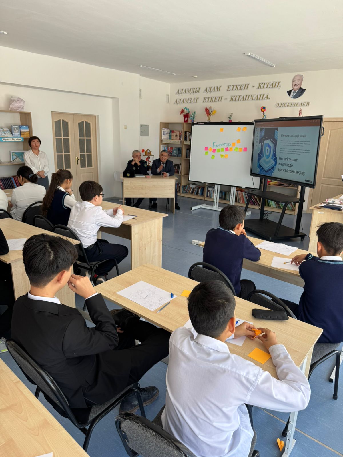 В рамках единой воспитательной программы „Адал Азамат“   „Безопасный шаг в цифровом мире“ была проведена профилактическая работа на тему „Безопасность в Интернете“