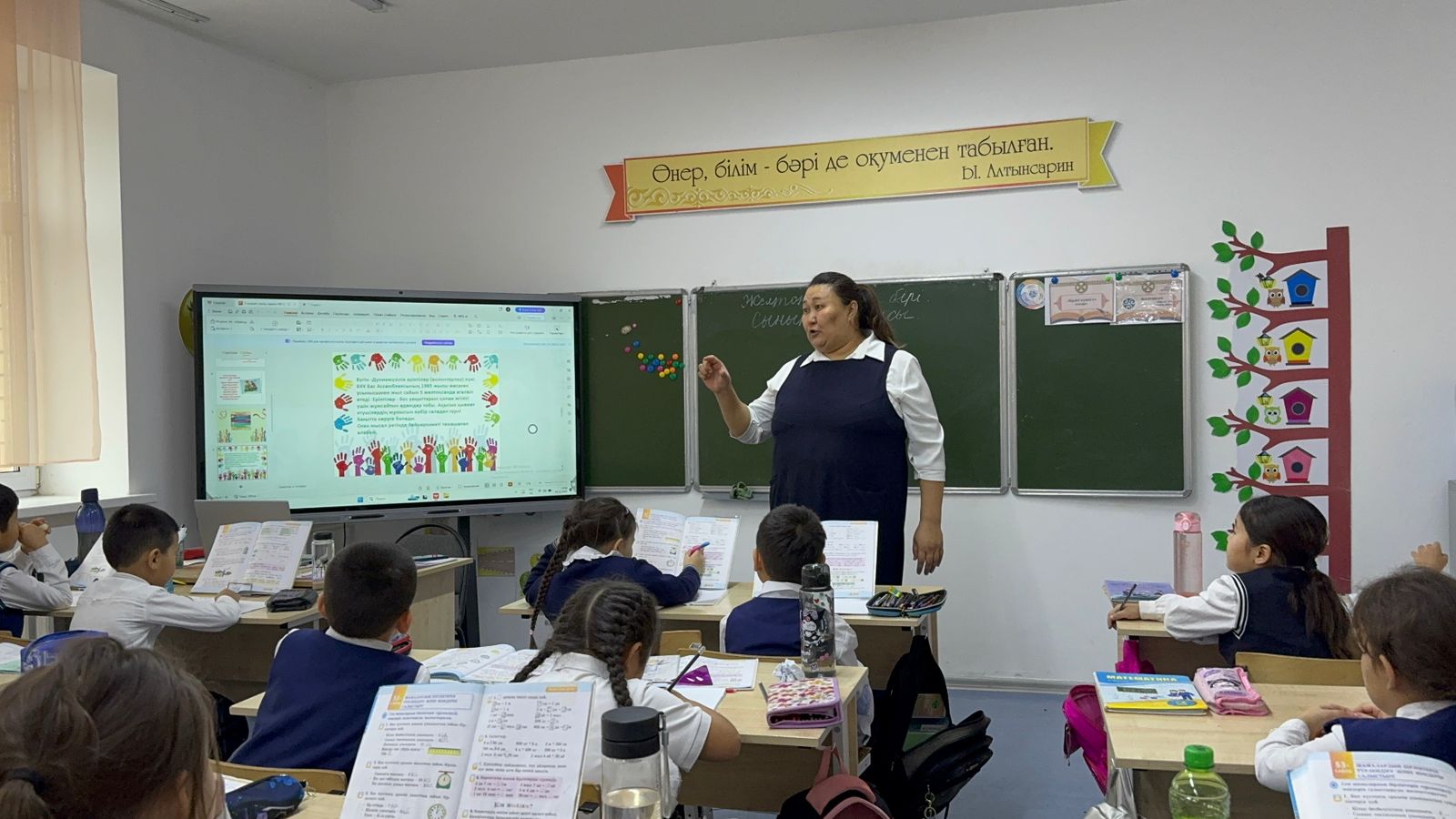 В нашей школе в честь Всемирного дня волонтёров прошли классные часы.